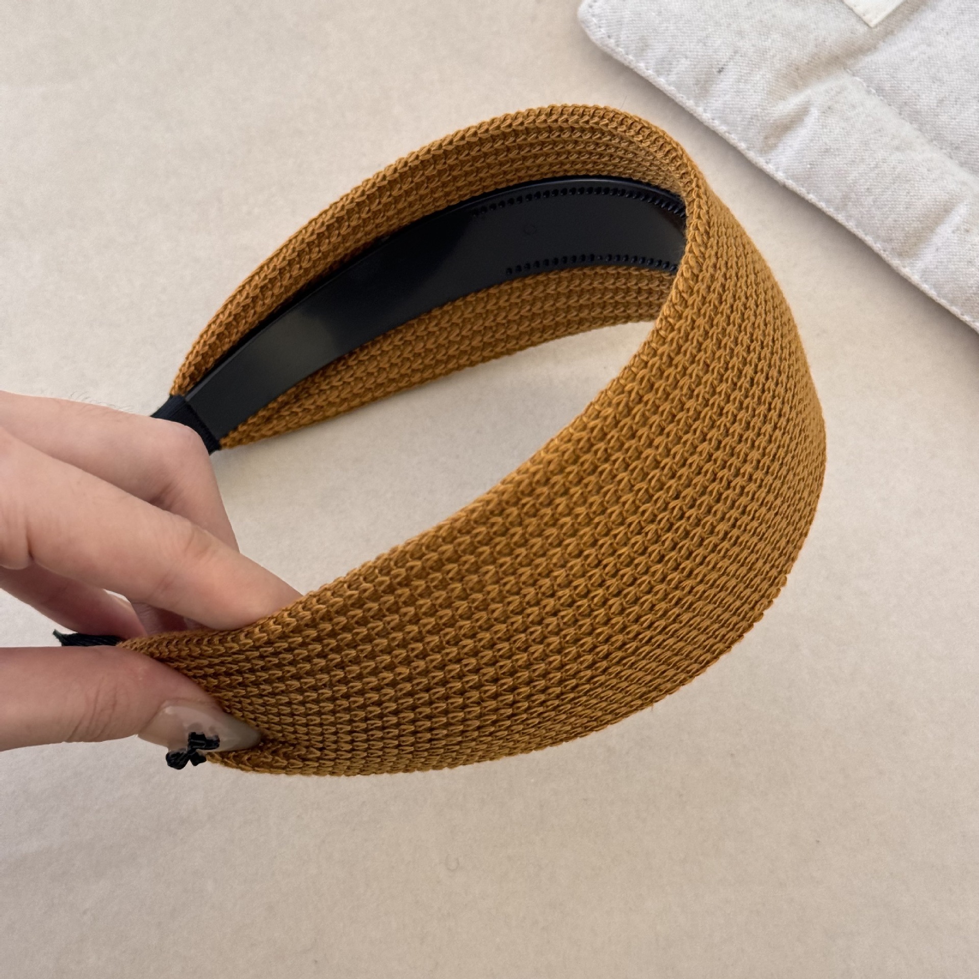 The wide-brimmed knitted headband of the same style as Yi Mengling's is a new versatile Korean woolen headband. It's a fashionable headband for women to go out in autumn and winter undefined