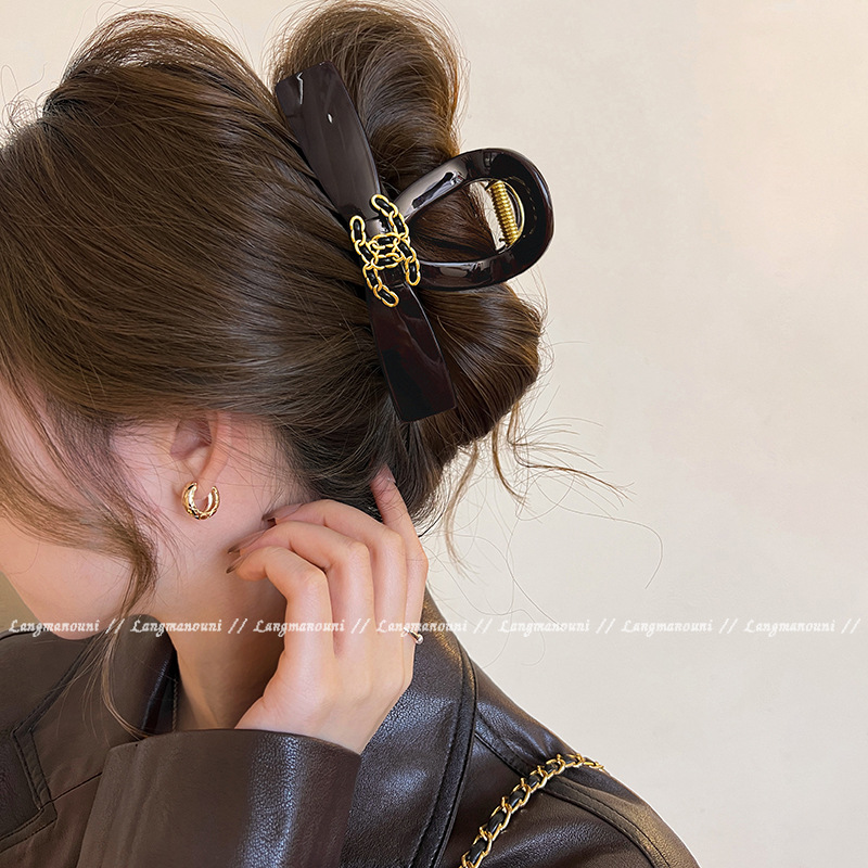 Elegant and light luxury letter grabber 2025 new large size with a high-end feel, shark clip hairpin clip on the back of the head, for women details Picture