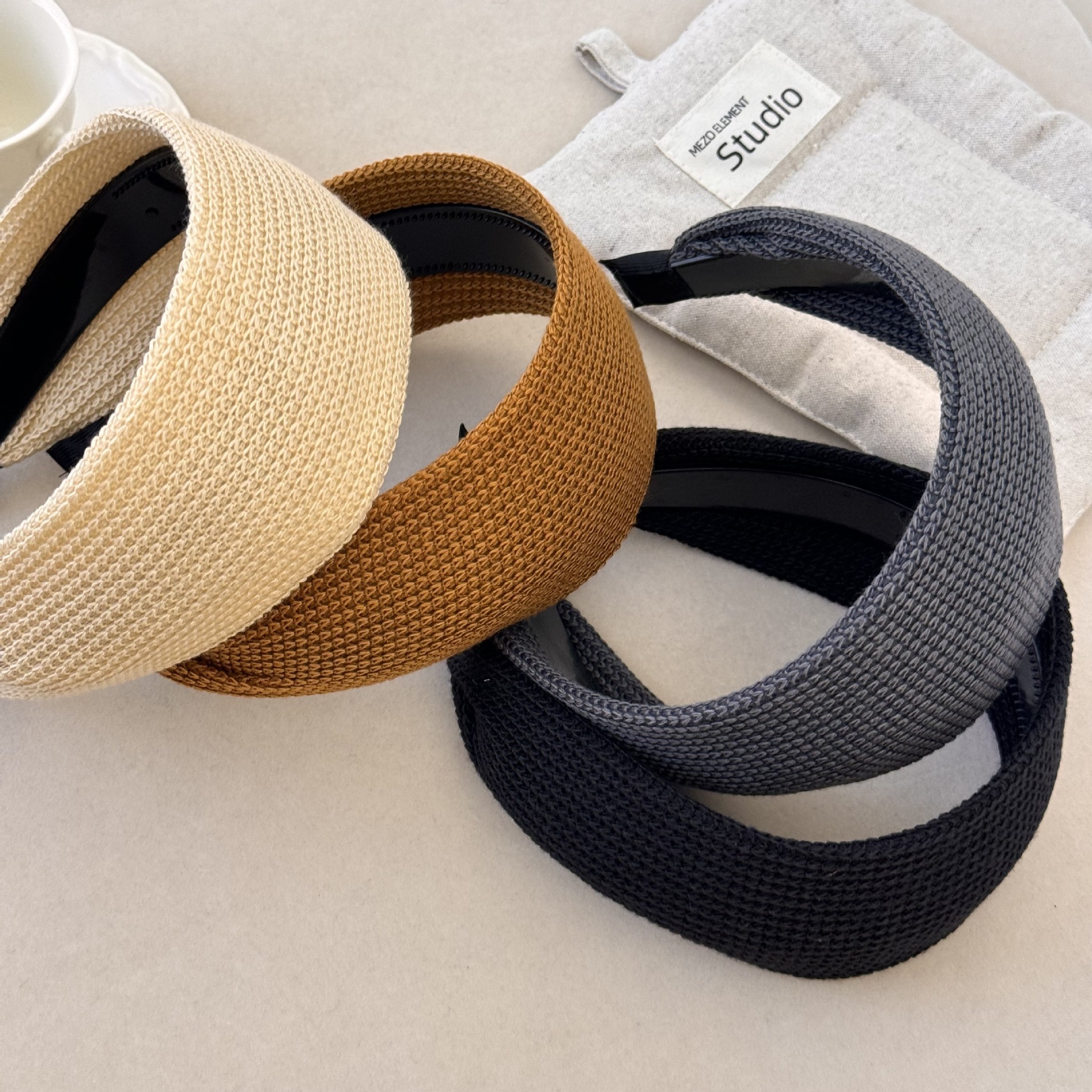 The wide-brimmed knitted headband of the same style as Yi Mengling's is a new versatile Korean woolen headband. It's a fashionable headband for women to go out in autumn and winter details Picture