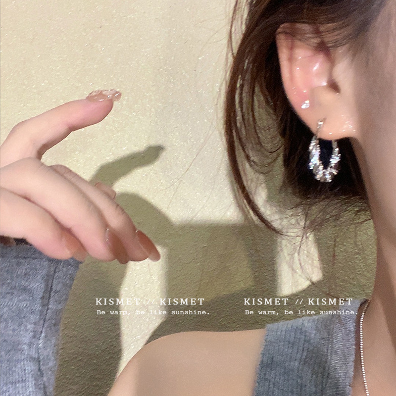 Autumn and winter high-end wrapped sparkling diamond ear buckle earrings, women's light luxury, unique and distinctive silver twist ear stud earrings Application Scenario