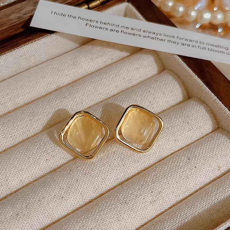 Small and exquisite pearl earrings for women, 2026 new style, light luxury and high-end feel, ear studs, niche design sense, internet-famous earrings undefined
