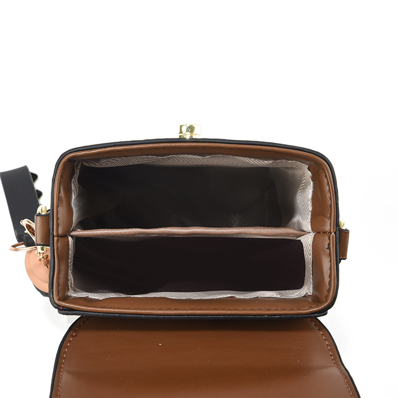 The new Korean version of the Dixi simple single-shoulder crossbody bag for women in the summer of 2025 is versatile and suitable for summer mobile phones Application Scenario
