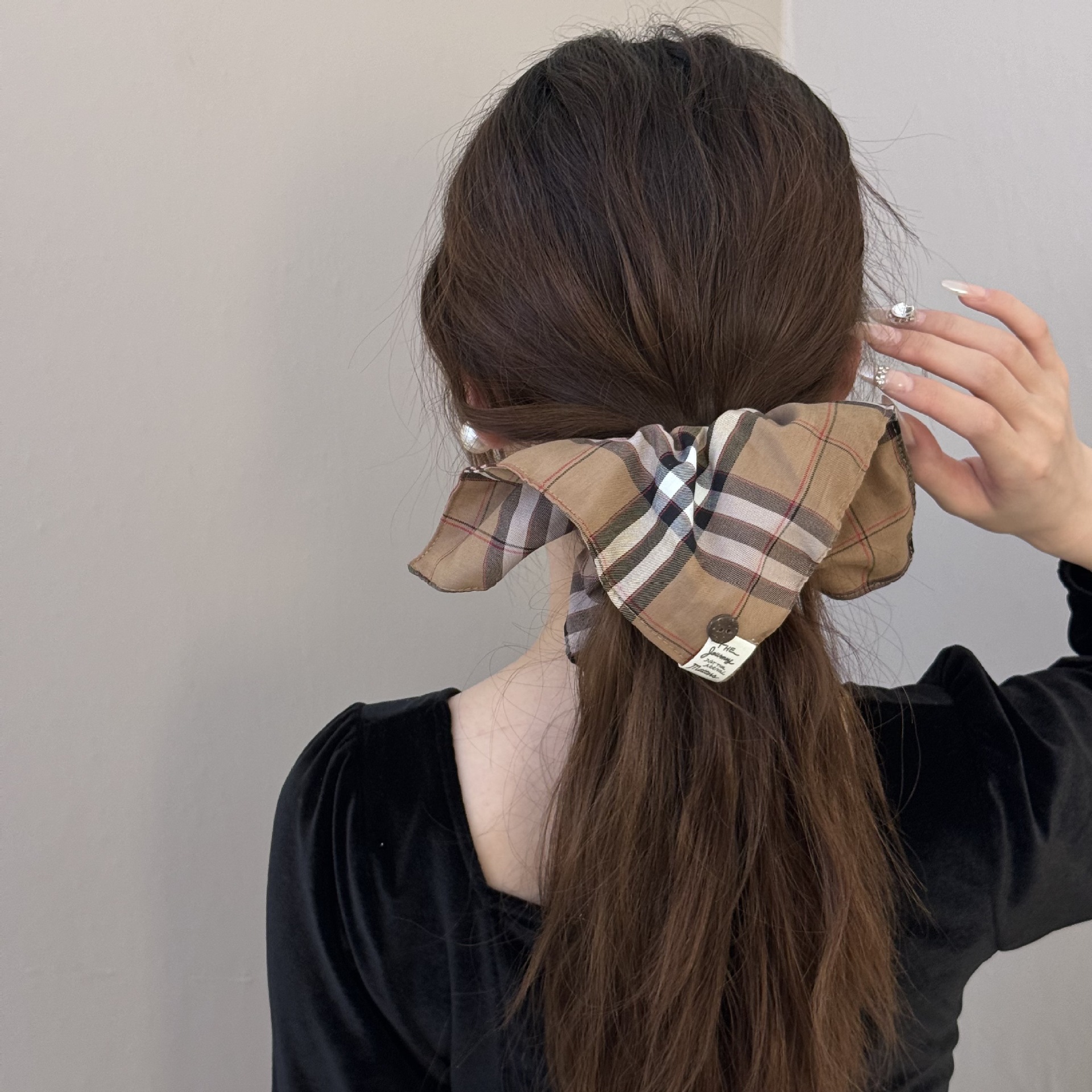 New Korean British style retro navy blue checkered, exquisite and stylish square large intestine hair band, versatile button square towel Specification image