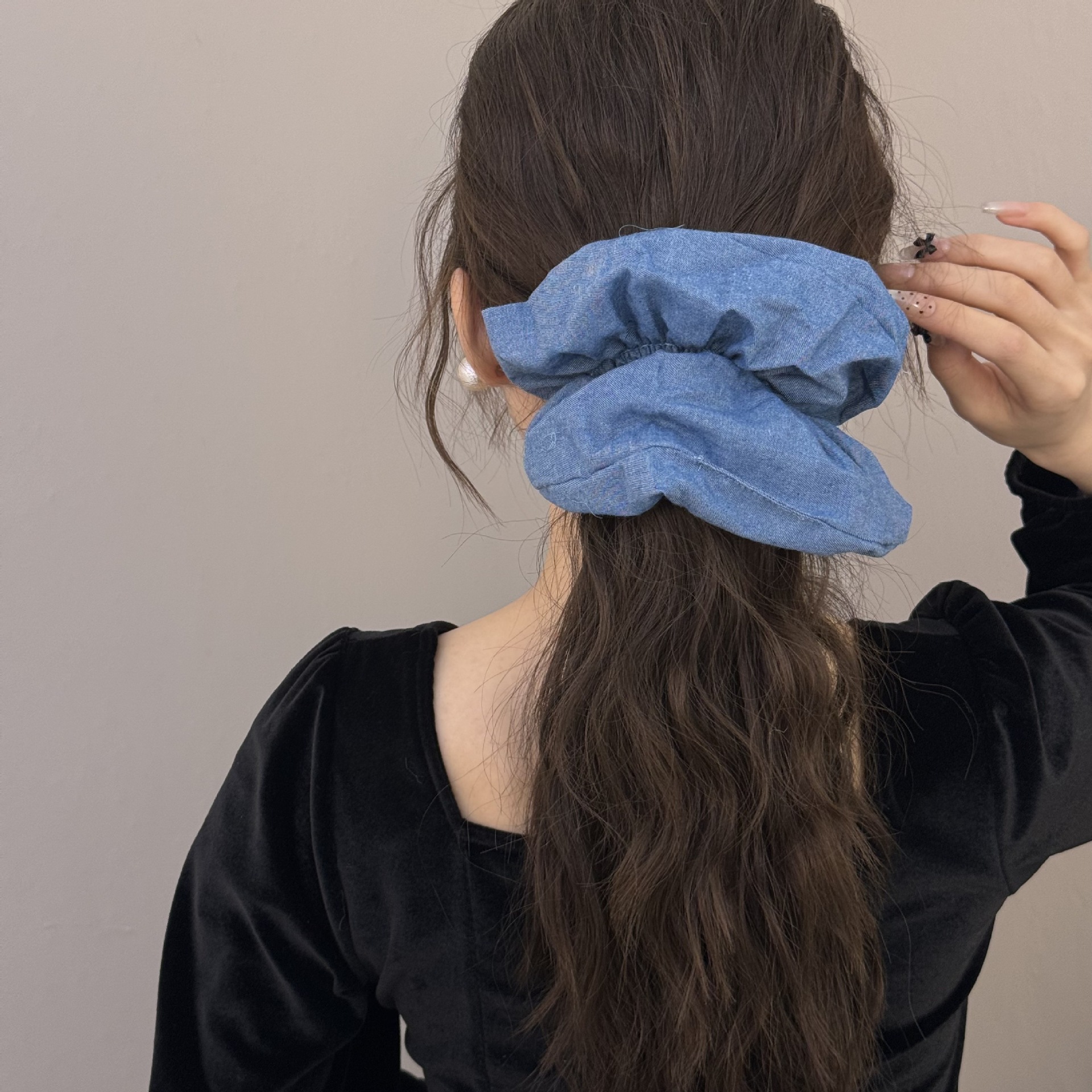 A versatile and laid-back large denim ribbon bow hair band with a high-end and elegant style. It can be used as a hair tie and bun accessory for women Application Scenario