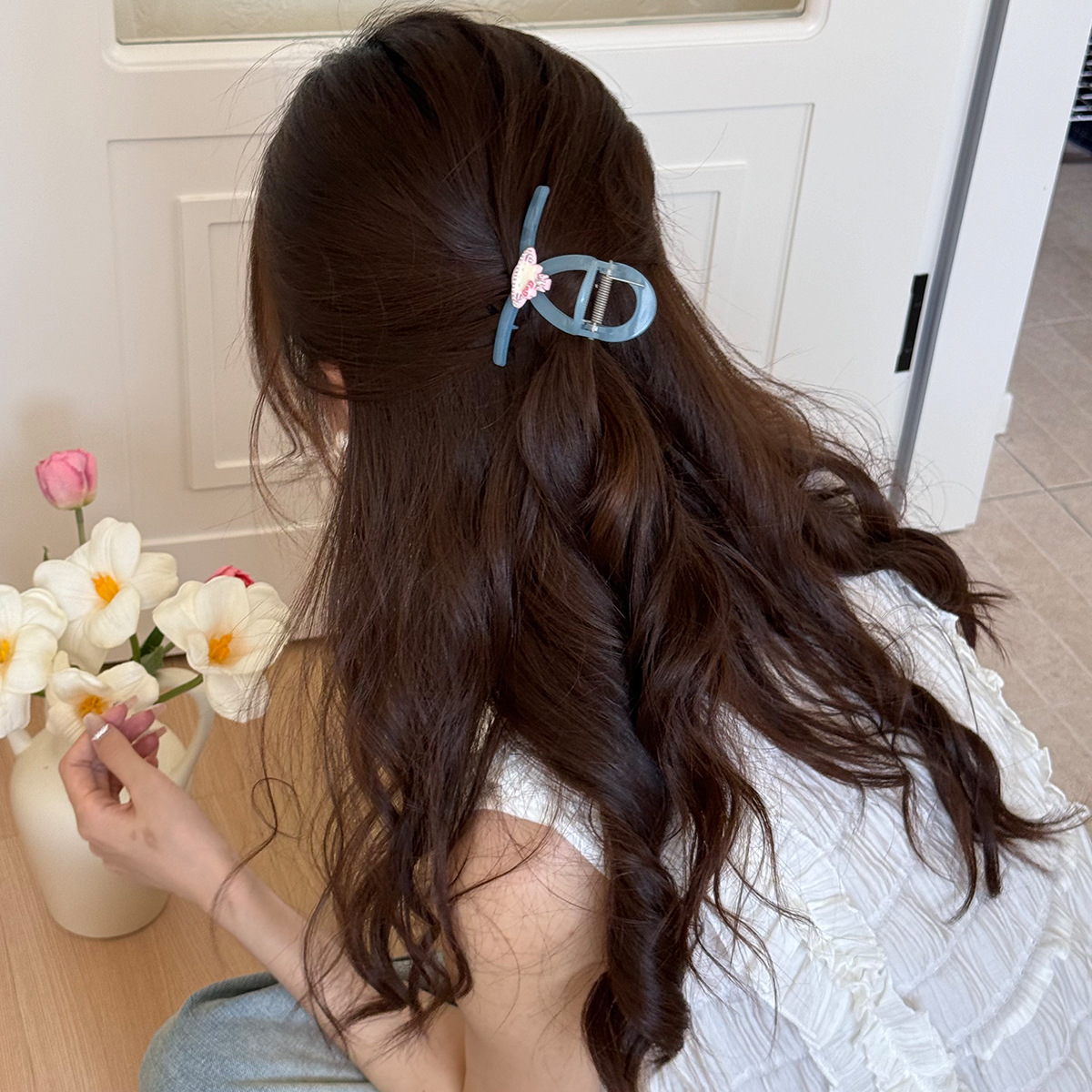 A versatile French-style hair accessory with a half-shark clip on the back of the head, a simple water diamond cat scratch-off clip, and a smooth, letter clip Application Scenario