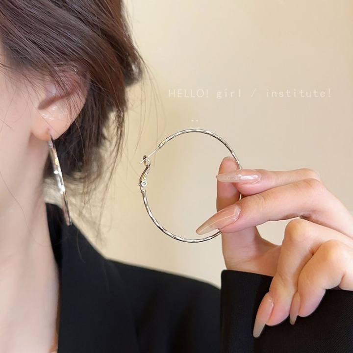 The 2024 new best-selling exaggerated ring earrings for women exude a light luxury and high-end feel. The plain ring ear buckle earrings are suitable for round face ear rings undefined
