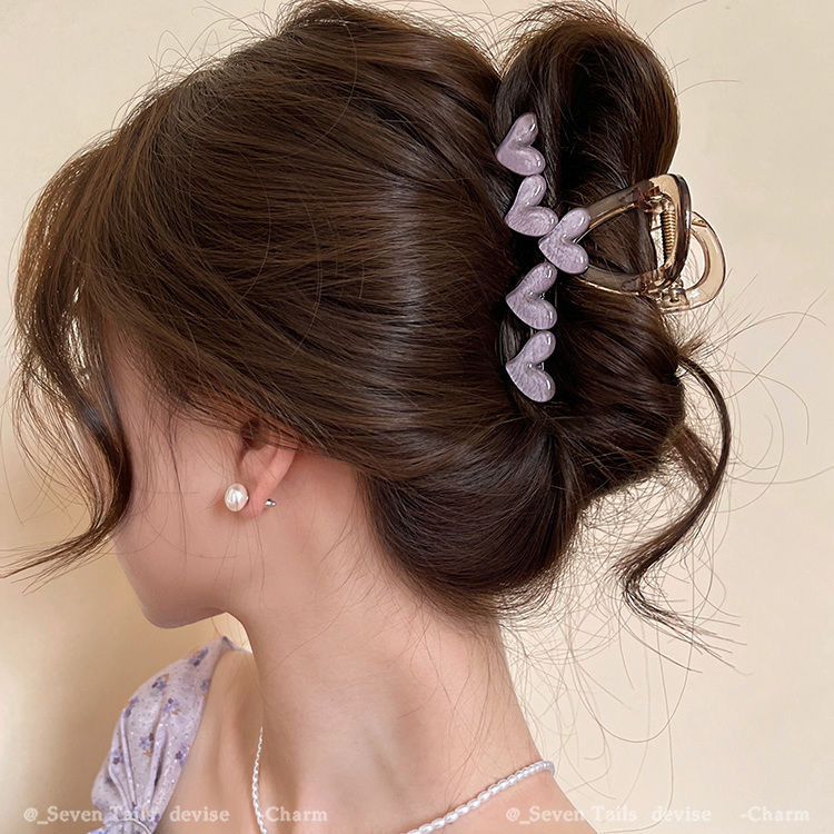 The sweet and heart-shaped flower hairpin is a medium-sized, transparent grey claw clip at the back of the female head, exuding a sense of elegance and sophistication. It is a shark clip headpiece Application Scenario