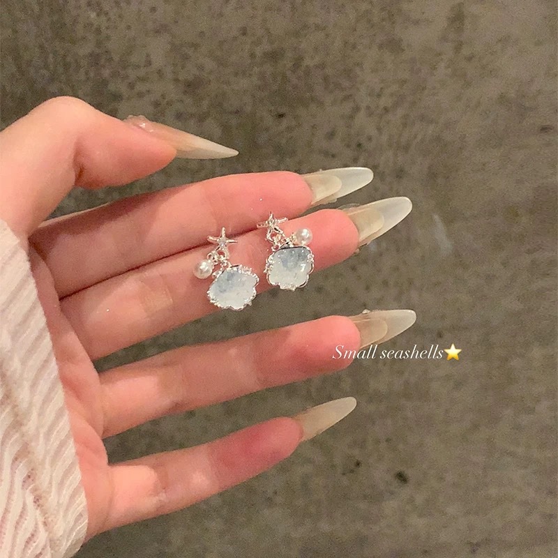 Zirconium rose flower earrings with a light luxury and high-end feel, stud earrings, a 2026 bestseller for women, are versatile and niche earrings for summer commutes undefined