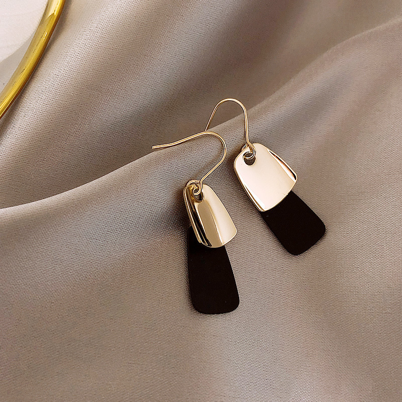 2026 New style fashionable and versatile earrings, feminine pearl stud earrings, silver needle, niche design, high-end sense earrings wholesale undefined