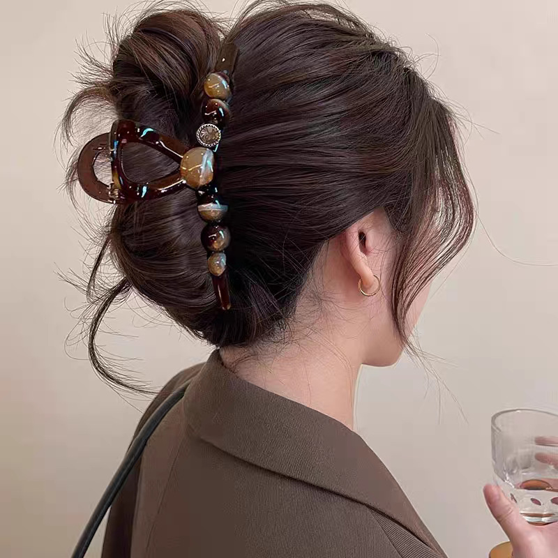 The new 2025 version of the "Elegant and luxurious, round bead, high-end" hairpin for women has a large amount of hair and a shark clip at the back of the head Application Scenario