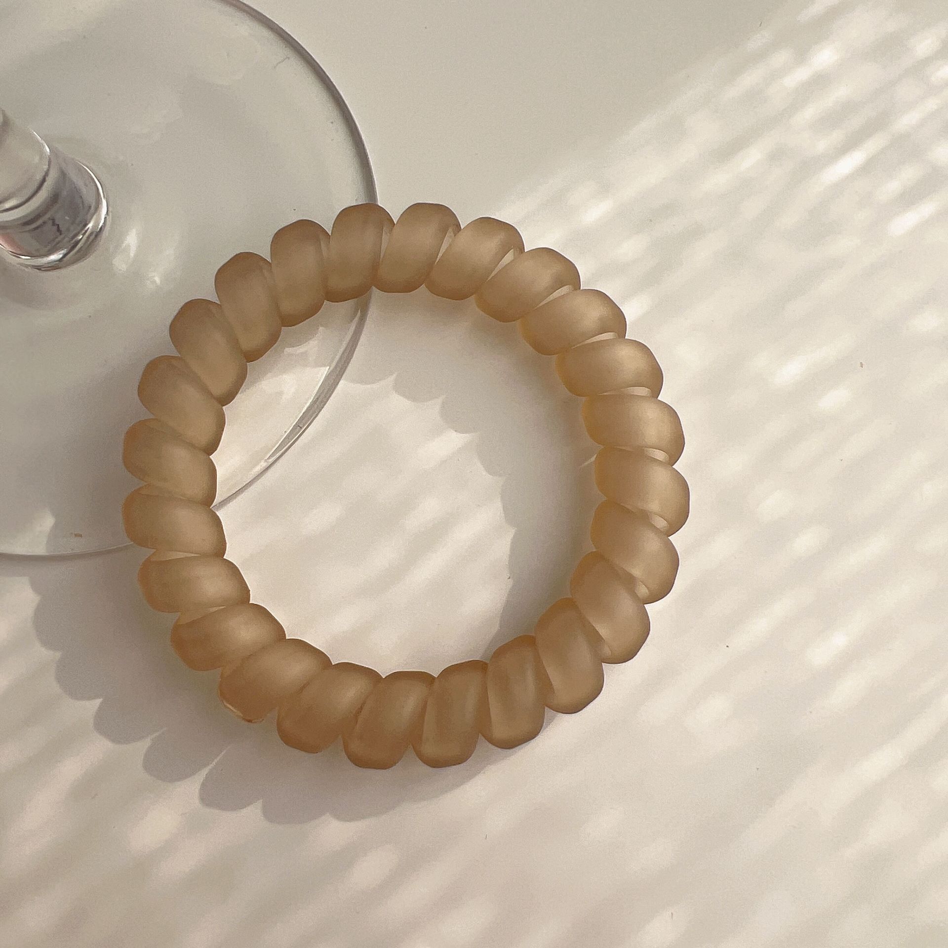 The transparent matte telephone line hair tie is simple, durable and highly elastic. It is a women's hair tie that won't damage the hair. It is a ponytail hair tie undefined