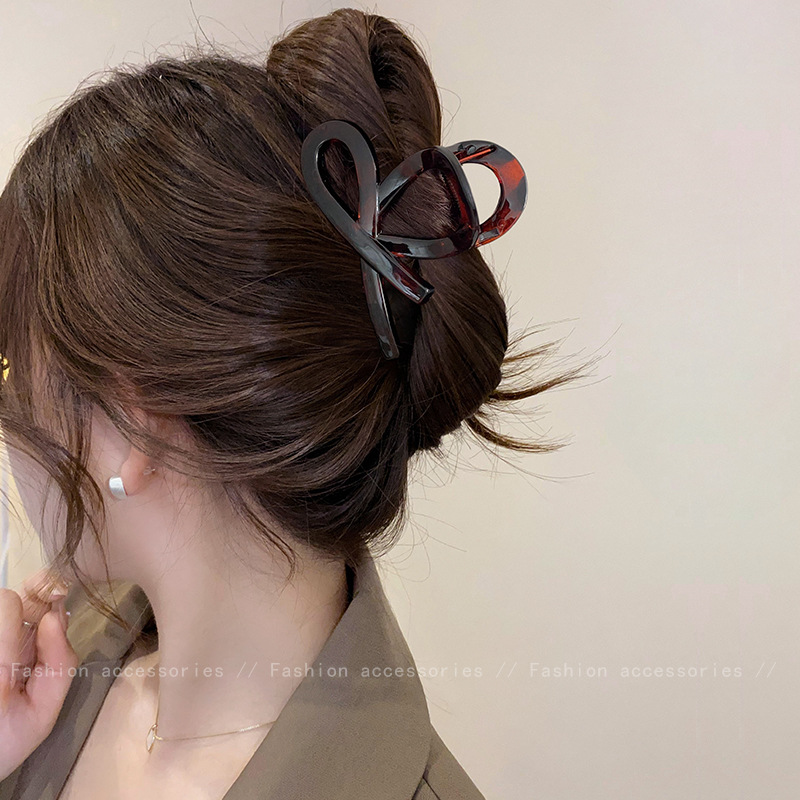 Simple and elegant semi-tied hair clips, medium-sized updo hair clips, shark clips, versatile and stylish headwear, fish tail clips for children Application Scenario