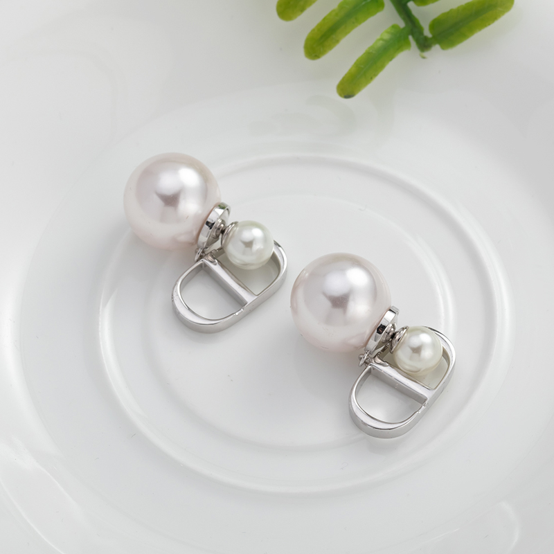 The two pairs of double-bead letched sow nose earrings on the front and back are exquisitely textured with cotton and pearl, exuding an elegant and refined charm. They are women's stud earrings details Picture