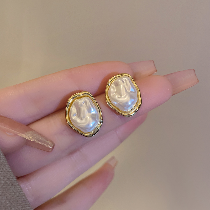 The irregular-shaped Baroque pearl earrings exude a sense of light luxury and high-end sophistication. The unique design of the stud earrings is fashionable, elegant and versatile undefined