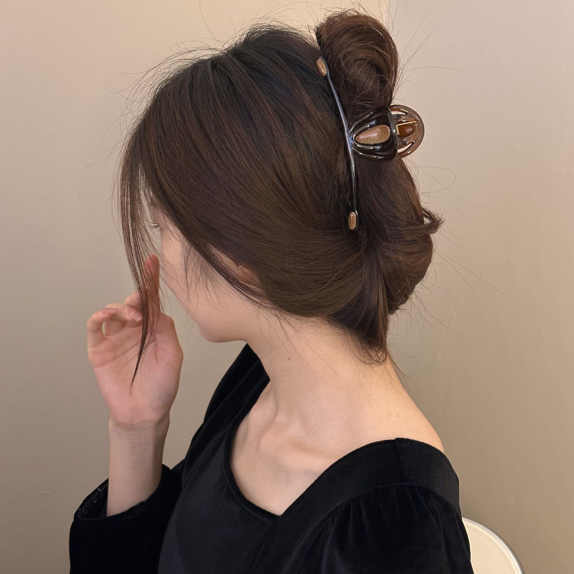 French caramel-colored one-line grab clip, large, simple and retro updo, shark clip, elegant and high-end hair grab headwear for women details Picture