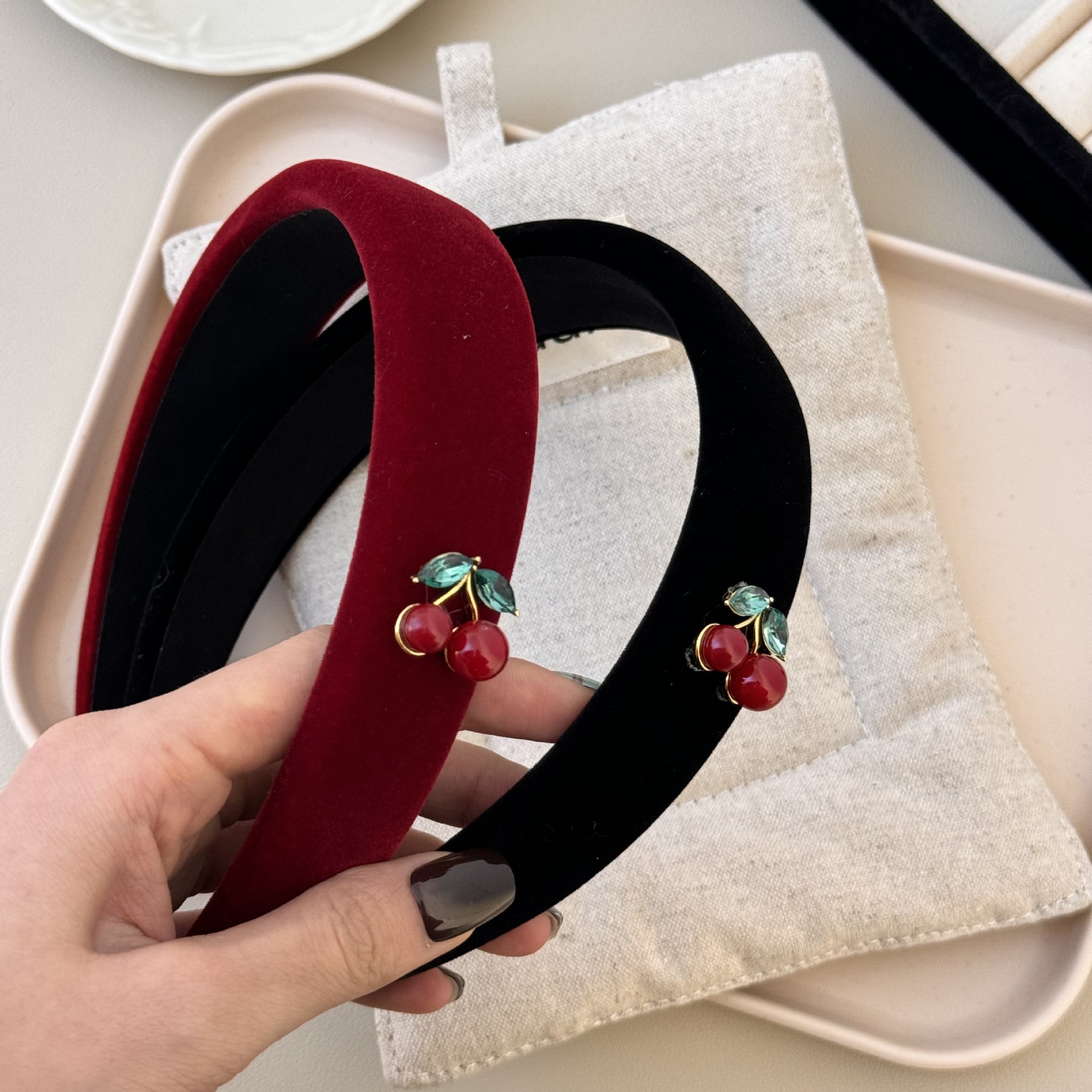Stylish cherry French red velvet hair band, festive retro, light luxury, high-end, niche design new hair clip and hair accessory details Picture