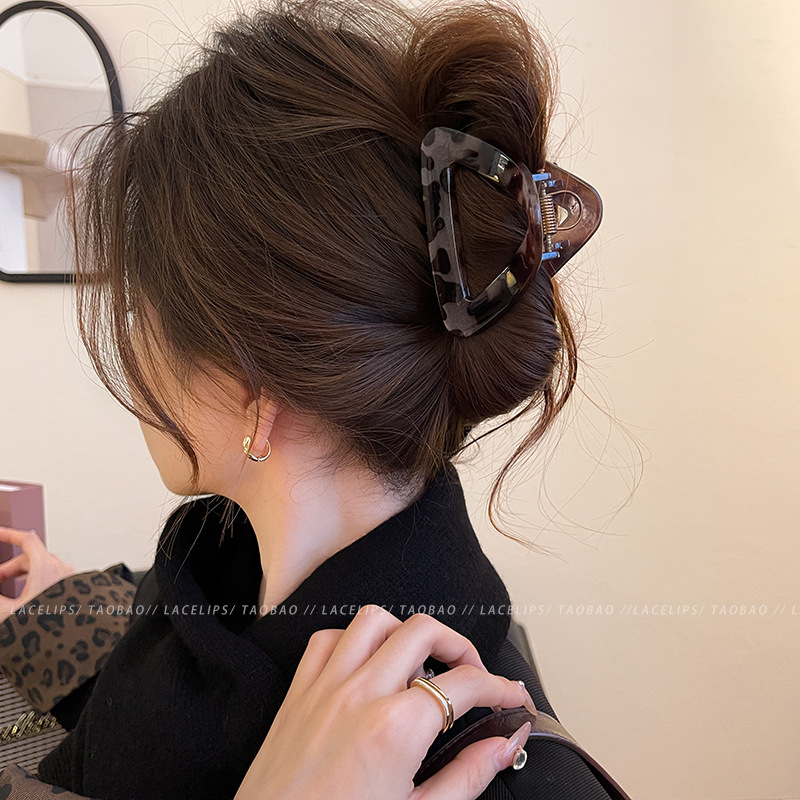 Korean-style simple triangular claw clip for women, grey tortoiseshell spotted high ponytail shark clip at the back of the head, 2024 new style hair clip full image