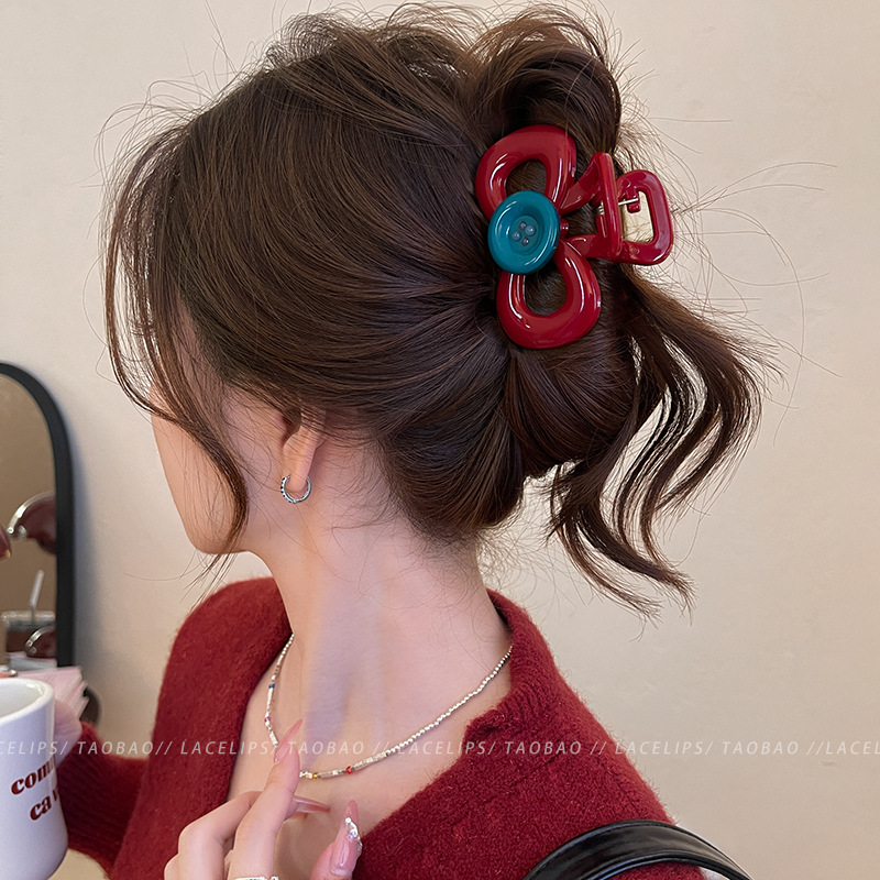 Retro red bow button grabber with a high-end and niche design. The contrasting color shark clip is a fashionable and versatile hair accessory Specification image