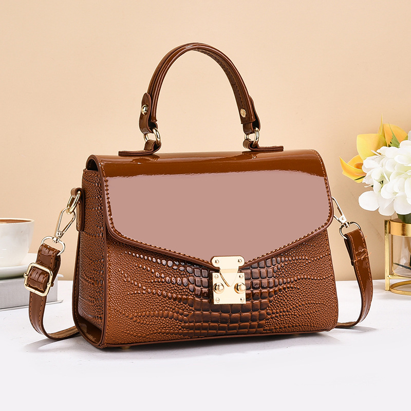 Manufacturer's foreign trade fashionable, versatile, trendy single-shoulder crossbody, popular small women's bag, new women's summer bag, ladies' Application Scenario