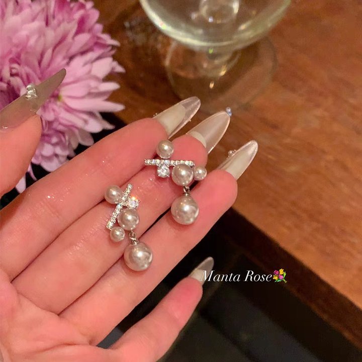 Zirconium rose flower earrings with a light luxury and high-end feel, stud earrings, a 2026 bestseller for women, are versatile and niche earrings for summer commutes undefined