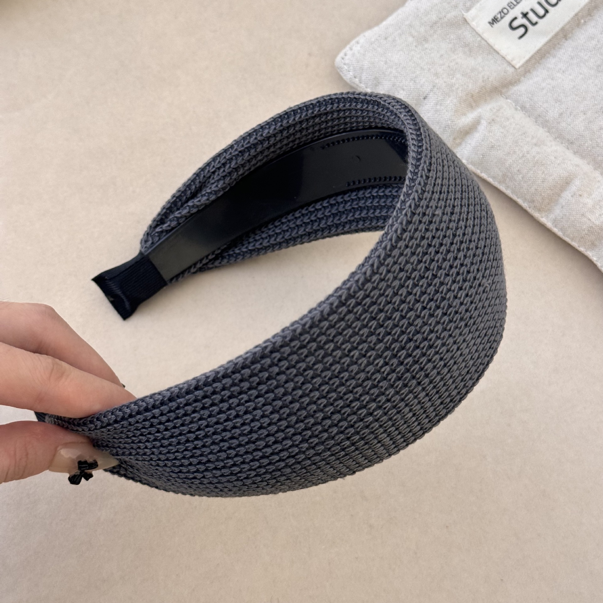 The wide-brimmed knitted headband of the same style as Yi Mengling's is a new versatile Korean woolen headband. It's a fashionable headband for women to go out in autumn and winter undefined