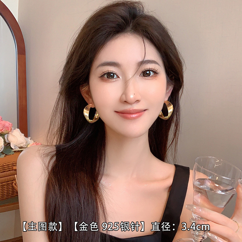 Retro Hong Kong-style hot girl large circle earrings, multi-layered circle, niche design, stud earrings, simple and high-end women's earrings undefined