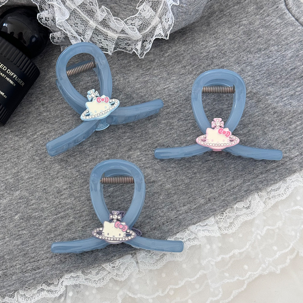 A versatile French-style hair accessory with a half-shark clip on the back of the head, a simple water diamond cat scratch-off clip, and a smooth, letter clip