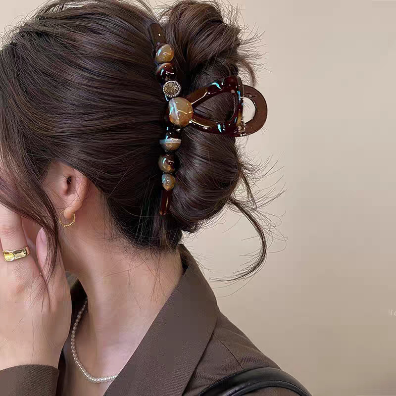 The new 2025 version of the "Elegant and luxurious, round bead, high-end" hairpin for women has a large amount of hair and a shark clip at the back of the head full image