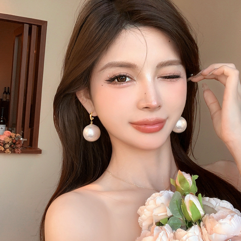 Elegant white pearl earrings, a niche design for women, elegant ear hooks, fashionable and high-end, large pearl earrings and earrings full image