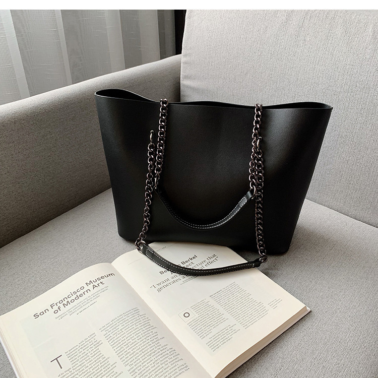 The 2020 new Korean-style chain tote bag with large capacity for women is a versatile and fashionable summer shoulder bag Application Scenario