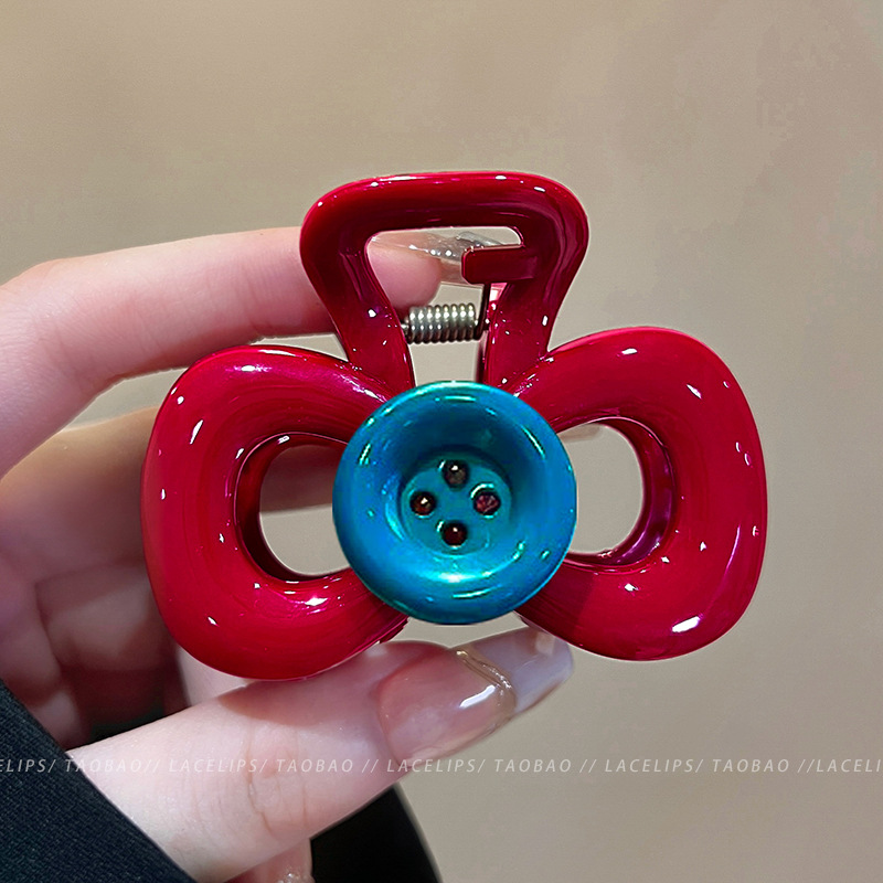 Retro red bow button grabber with a high-end and niche design. The contrasting color shark clip is a fashionable and versatile hair accessory Application Scenario