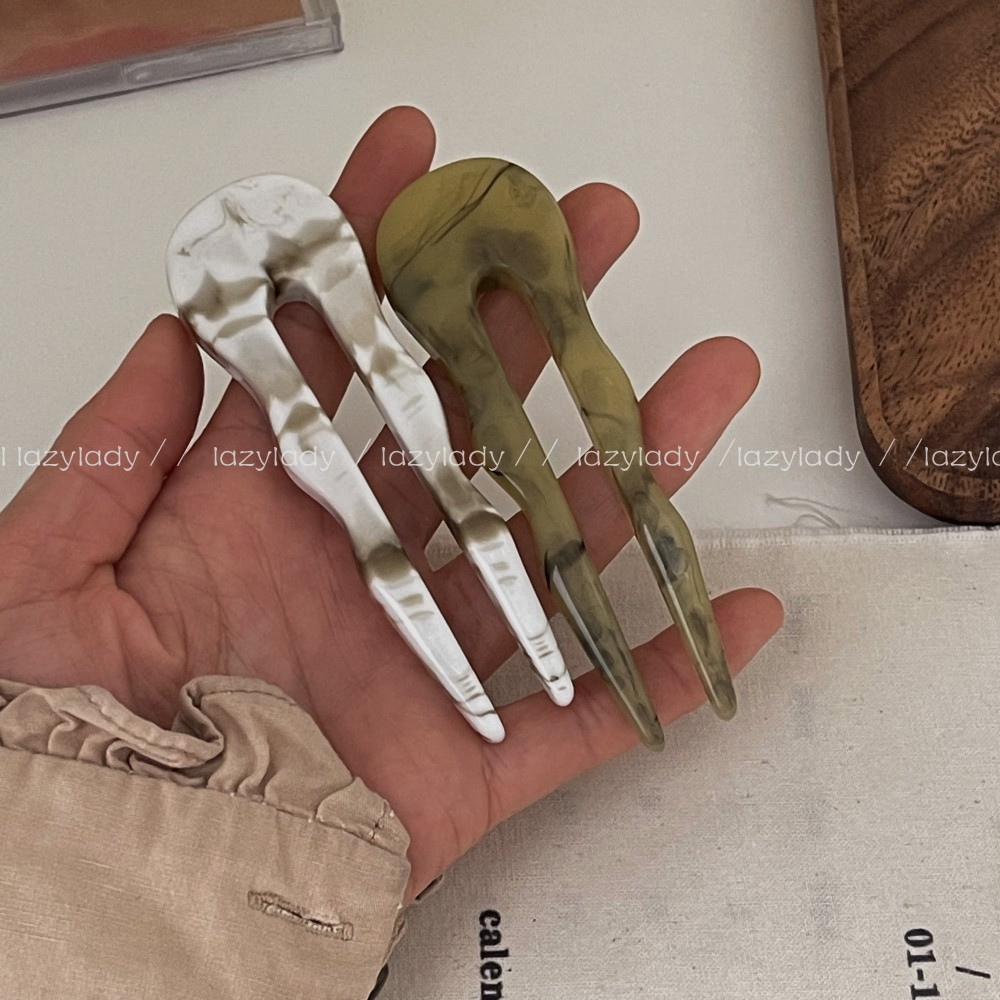 This short hairpin is suitable for women with less hair. It is made of acetate and features a retro thickened coil hairpin with a Chinese style Application Scenario