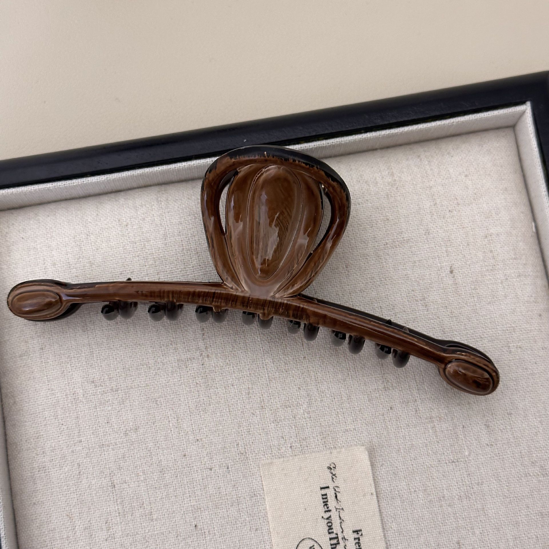 French caramel-colored one-line grab clip, large, simple and retro updo, shark clip, elegant and high-end hair grab headwear for women undefined