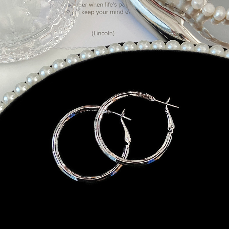 Cold and elegant silver stud earrings with silver needles and plain rings, high-end earring design, and unique, simple and niche style details Picture