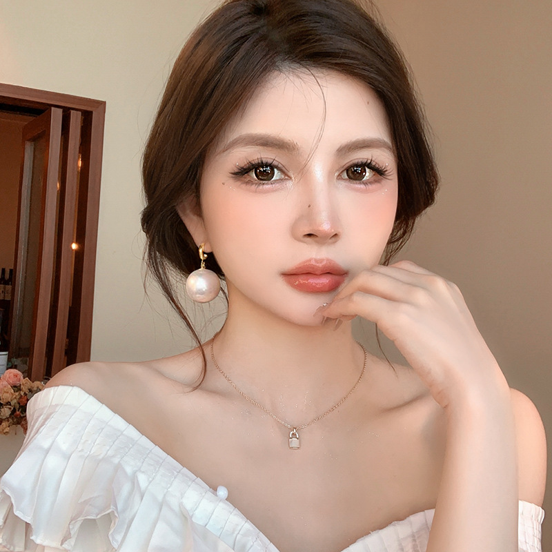 Elegant white pearl earrings, a niche design for women, elegant ear hooks, fashionable and high-end, large pearl earrings and earrings Specification image