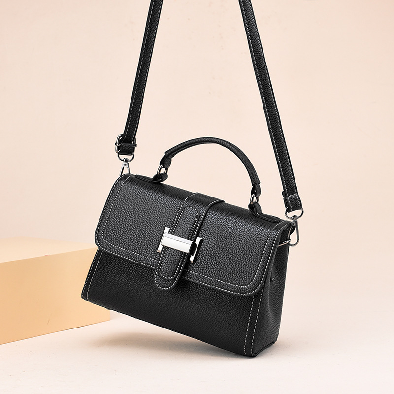 This is a new, fashionable and versatile single-shoulder crossbody bag from a niche brand in 2025. It's a popular small bag for women this summer