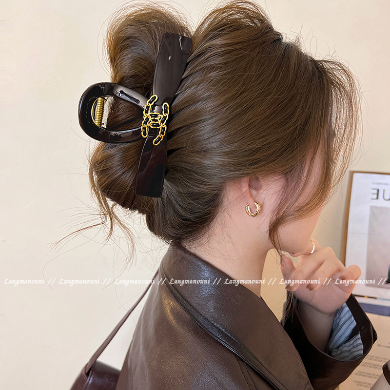 Elegant and light luxury letter grabber 2025 new large size with a high-end feel, shark clip hairpin clip on the back of the head, for women Specification image