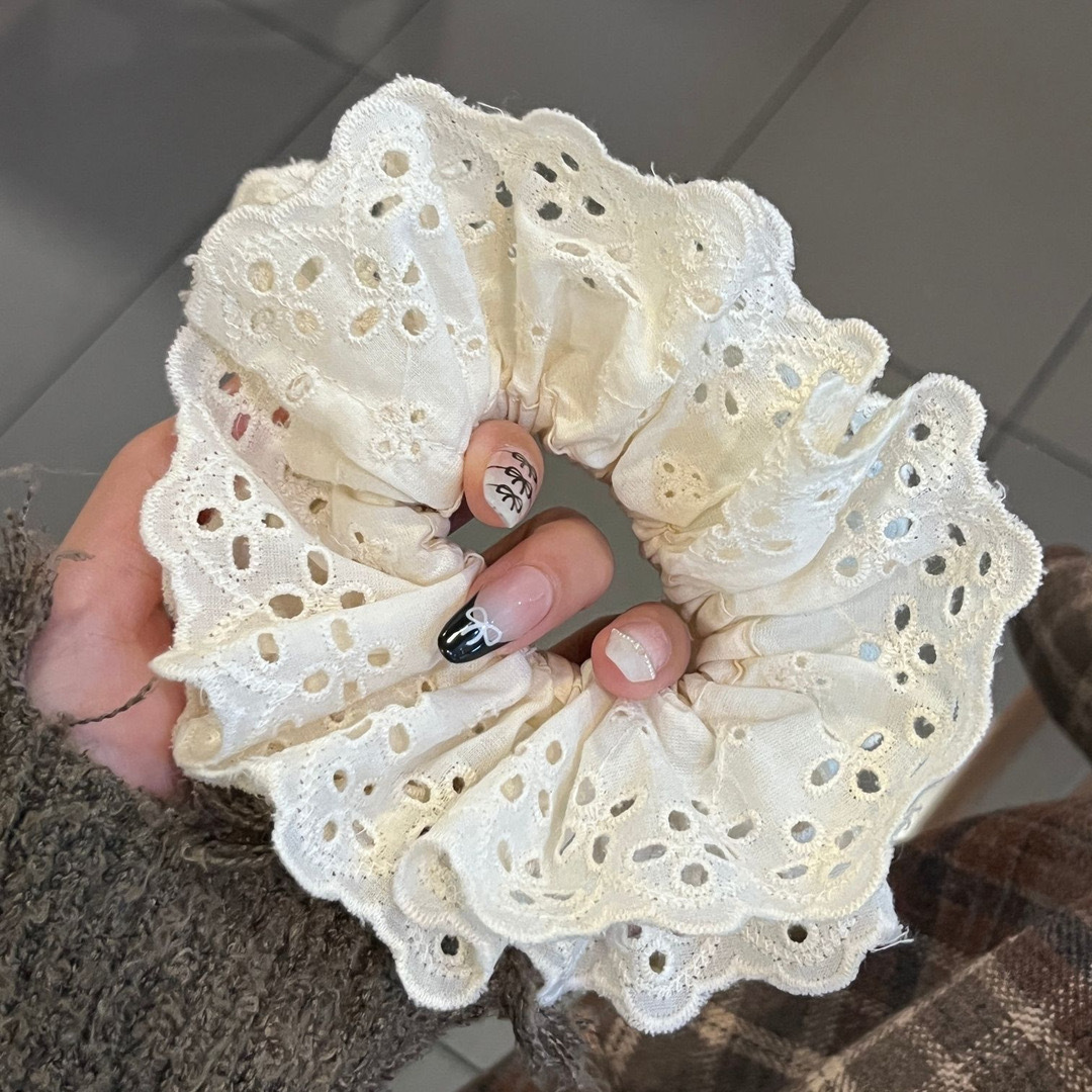 The same style as Zhao Lusi's large intestine hair band, with a high level of appearance in the Korean style, lace edge, ins school style hair band, sweet and stylish large intestine hair band undefined