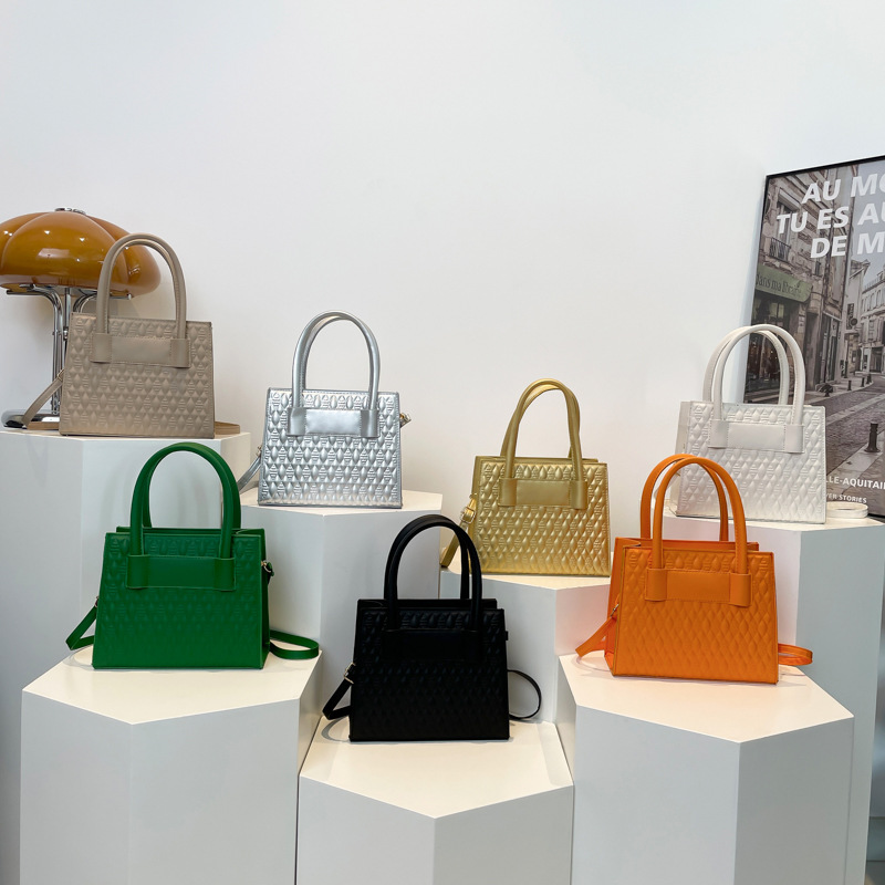 Korean style fashionable handbag for women 2024 autumn new versatile embossed single-shoulder bag, elegant commuting crossbody bag Application Scenario