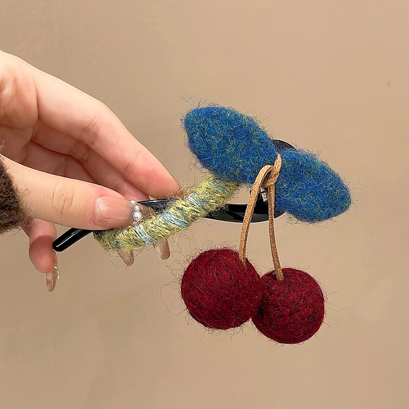 This autumn and winter retro cherry twist clip is a unique and high-end women's fashion hair clip. The back of the head is a shark clip that shows a lot of hair Specification image