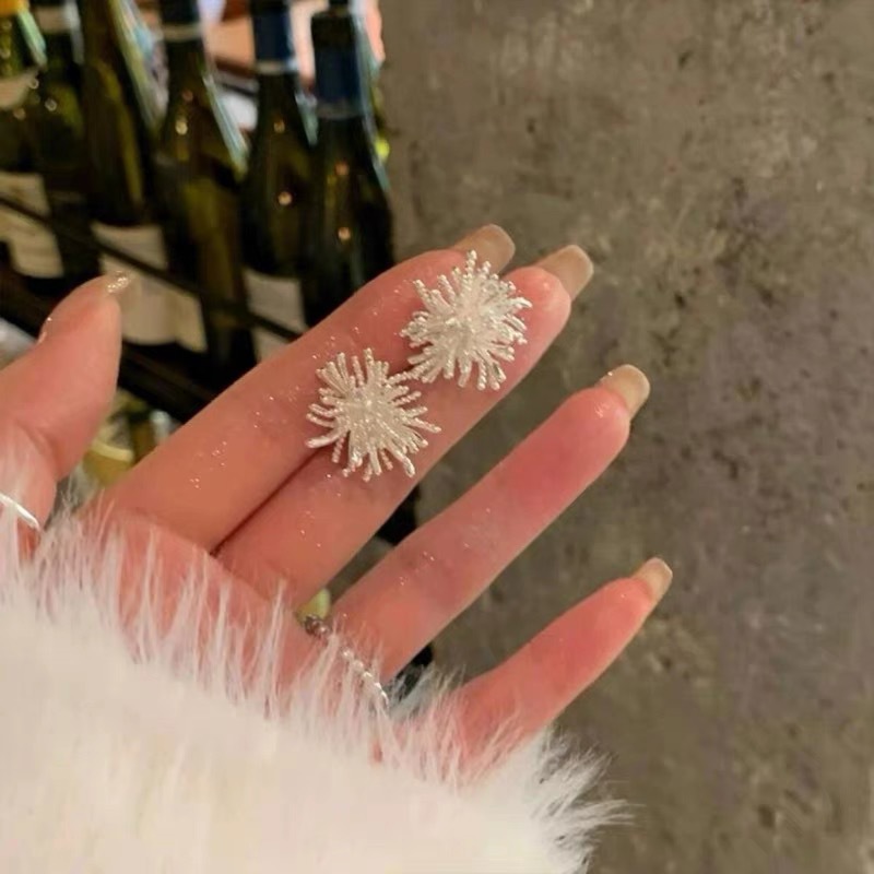 Zirconium rose flower earrings with a light luxury and high-end feel, stud earrings, a 2026 bestseller for women, are versatile and niche earrings for summer commutes undefined