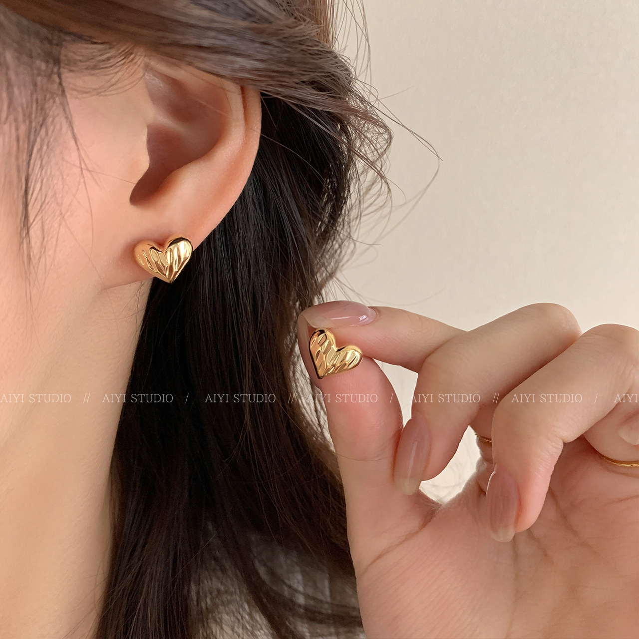 The new 2024 golden heart-shaped stud earrings for women are small, exquisite and cold style earrings with a niche design and a sense of high-end