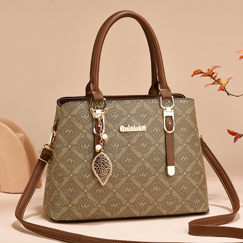 The 2025 new single-shoulder bag is trendy, fashionable and versatile. It's a great gift. It's a single-shoulder crossbody bag from an export manufacturer with a large capacity for women details Picture