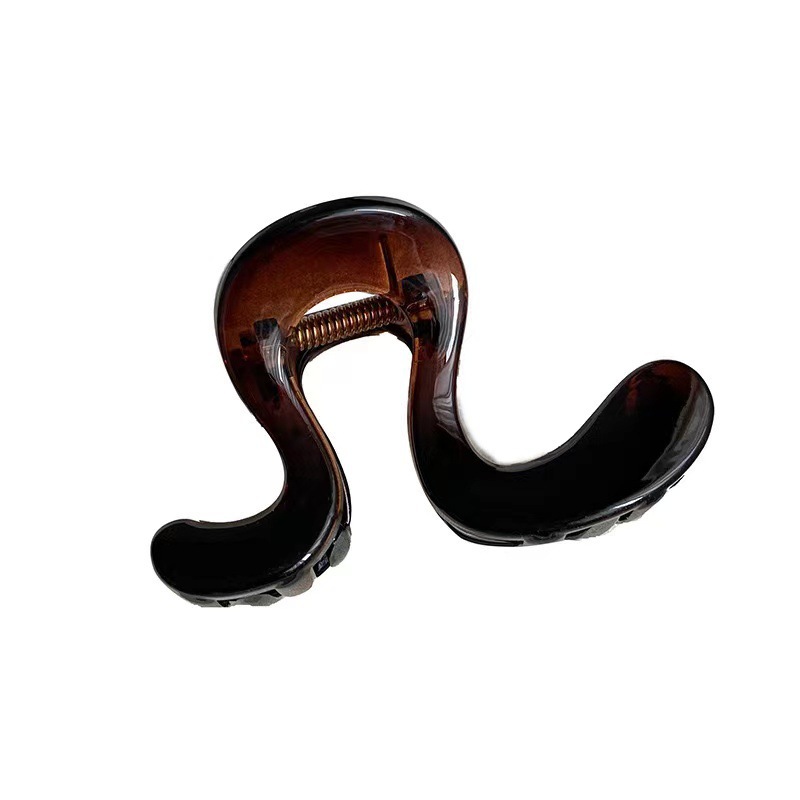 A few words coffee-colored irregular grab clip for women, fixed high ponytail tortoiseshell spotted hairpin, loose and minimalist style shark clip Item Picture