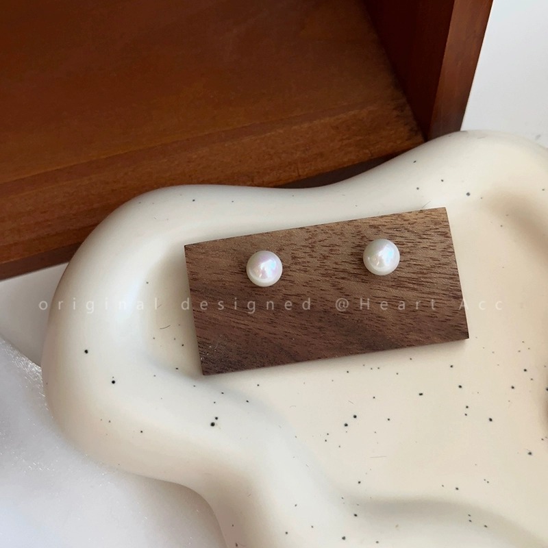 High-end and touching pearl stud earrings for women, 2026 new trendy bestsellers, niche design sense earrings, light luxury earrings undefined