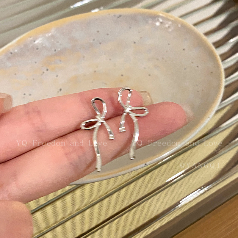 Simple and cold style tie bow stud earrings for women, sweet and elegant, versatile ins earrings 2026 new style earrings Application Scenario