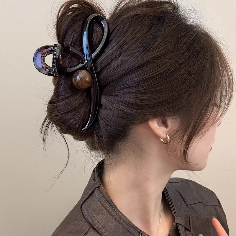 High-end Maillard Grab clip, large size for women, 2025 new style, shark clip at the back of the head, hair clip, elegant hair accessory for summer full image