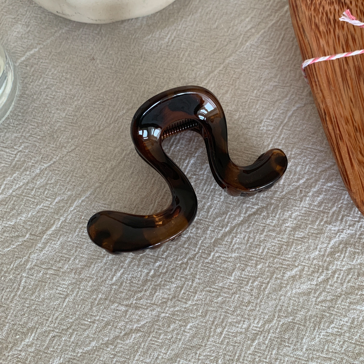 A few words coffee-colored irregular grab clip for women, fixed high ponytail tortoiseshell spotted hairpin, loose and minimalist style shark clip undefined
