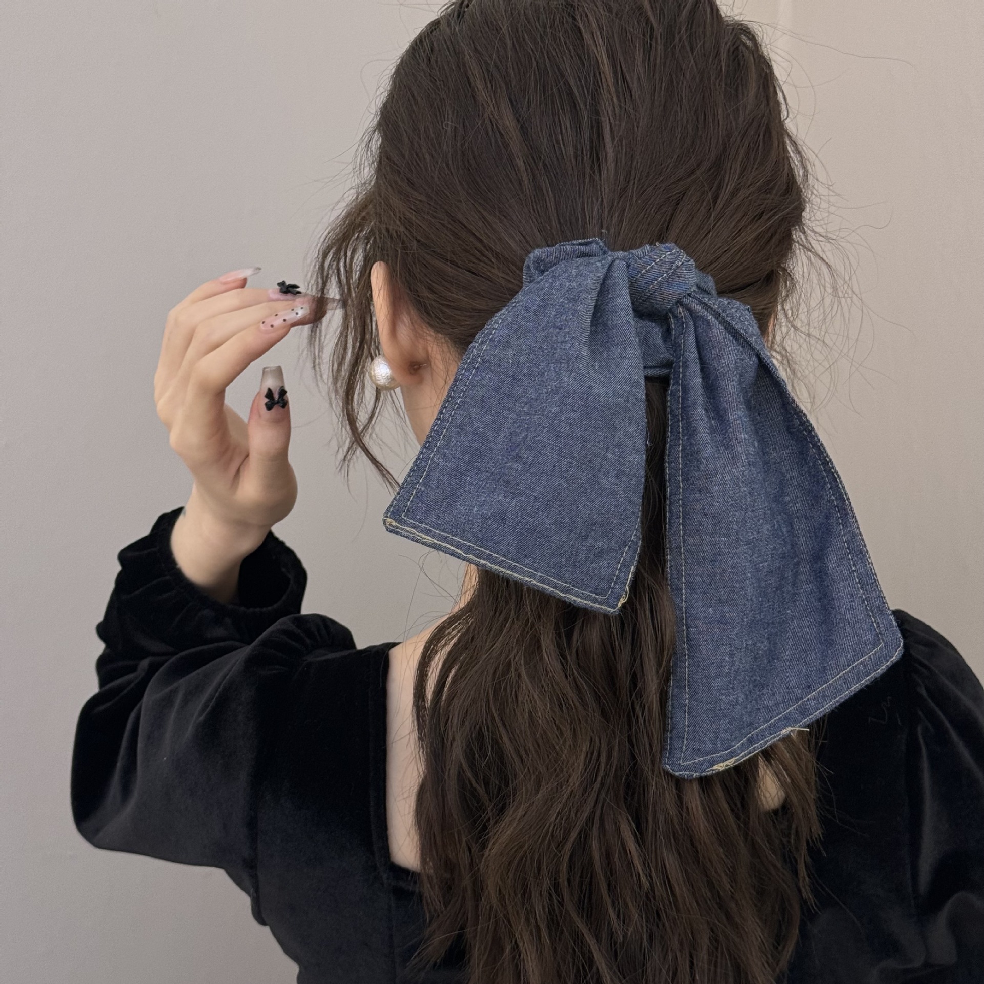 A versatile and laid-back large denim ribbon bow hair band with a high-end and elegant style. It can be used as a hair tie and bun accessory for women Specification image
