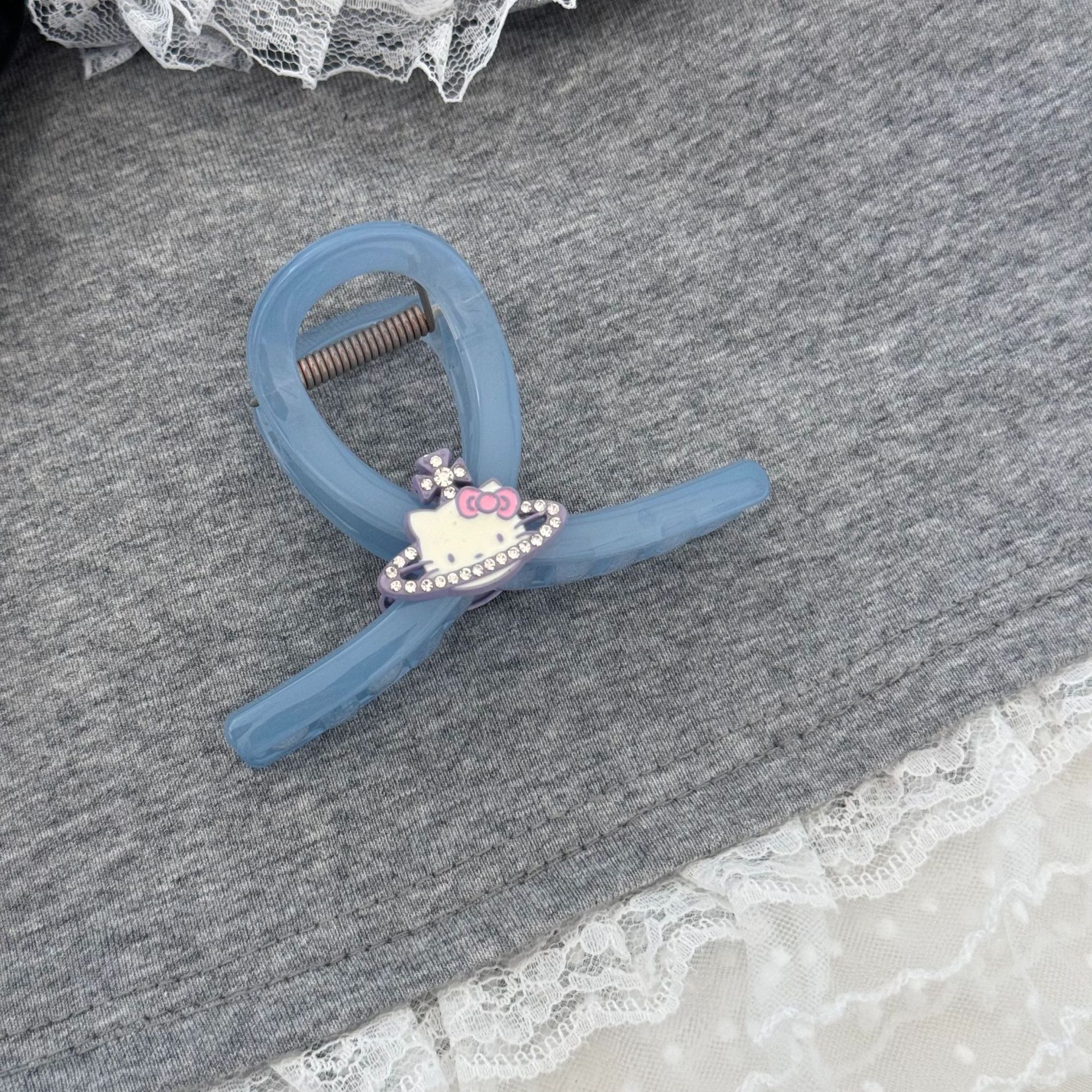 A versatile French-style hair accessory with a half-shark clip on the back of the head, a simple water diamond cat scratch-off clip, and a smooth, letter clip undefined